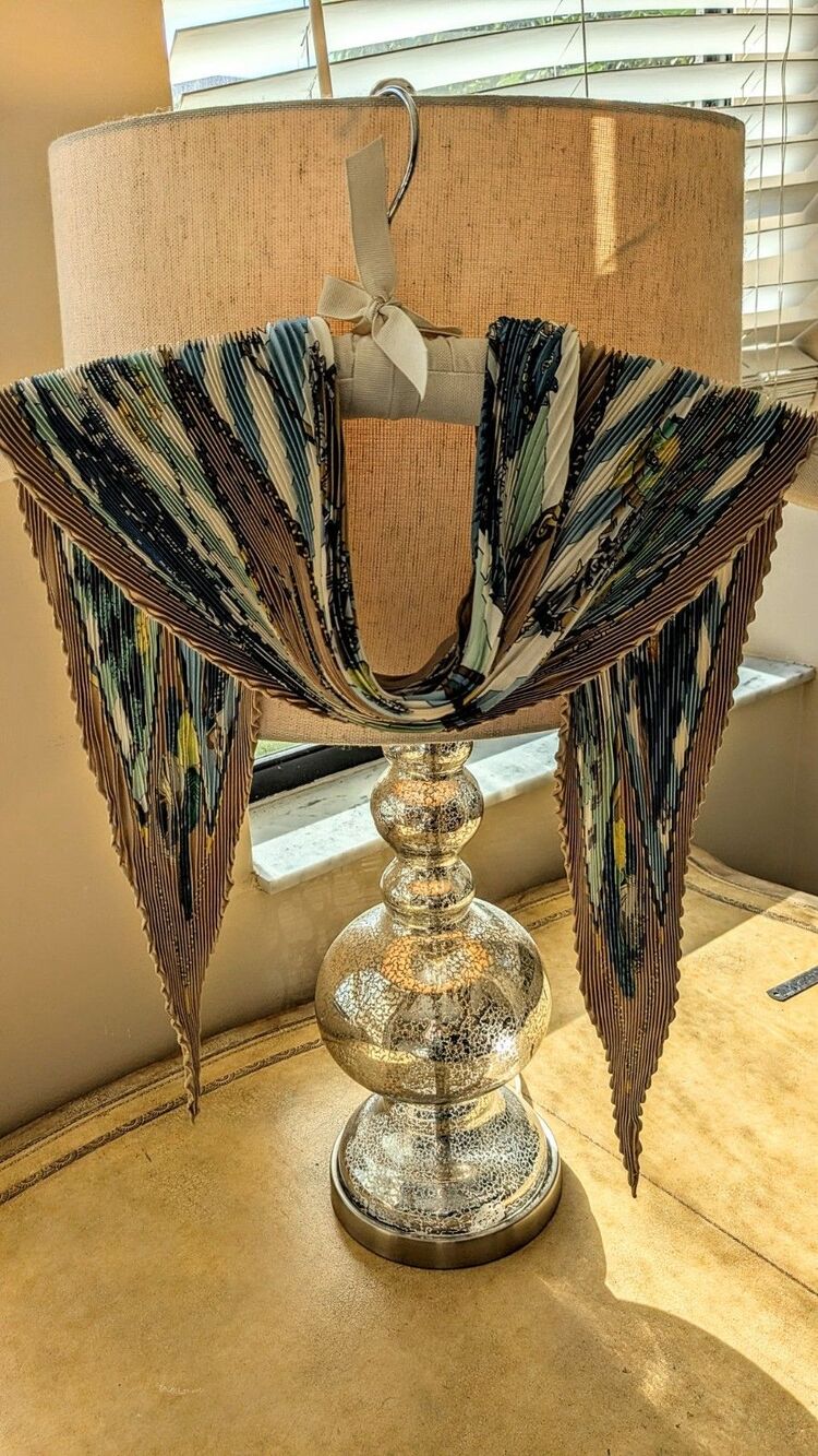 Authentic Silk Hermes Pleated Plisse CHOCS EN PLUMES Champage, Blue Green - Picture 7 of 12